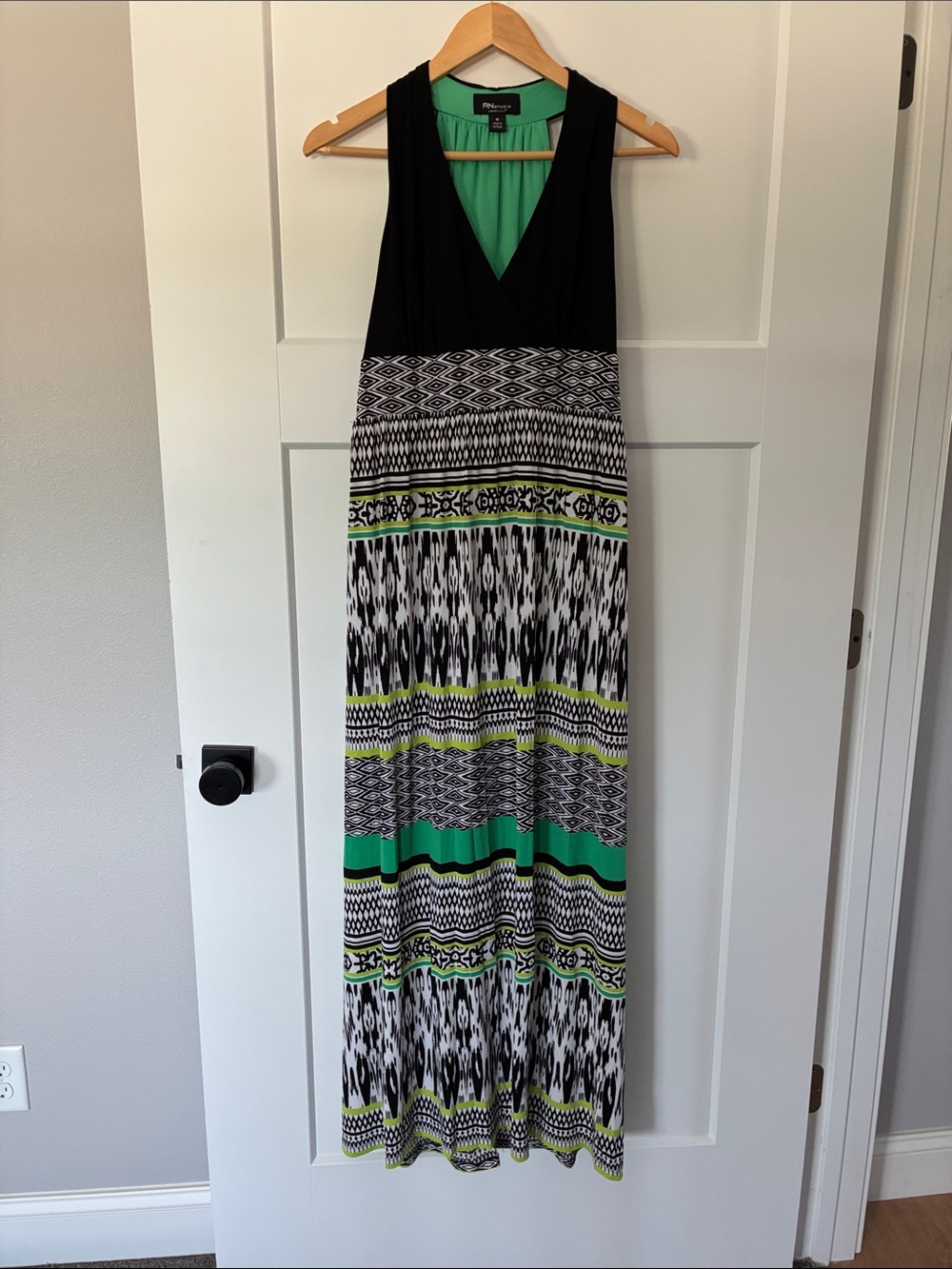 Ronni Nicole Black and Green Patterned V‑Neck Maxi Dress